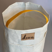 Afbeelding in Gallery-weergave laden, Emmertas van oude zeilen