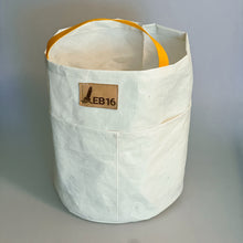 Afbeelding in Gallery-weergave laden, Emmertas van oude zeilen