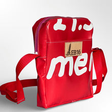 Afbeelding in Gallery-weergave laden, De schoudertas van een rode banner