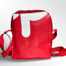 Afbeelding in Gallery-weergave laden, De schoudertas van een rode banner