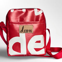 Afbeelding in Gallery-weergave laden, De schoudertas van een rode banner