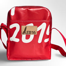 Afbeelding in Gallery-weergave laden, De schoudertas van een rode banner