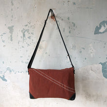Afbeelding in Gallery-weergave laden, De Messenger tas van oude katoenen zeilen