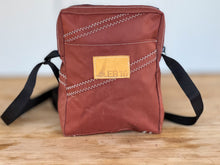 Afbeelding in Gallery-weergave laden, De zeildoek schoudertas - rood bruin