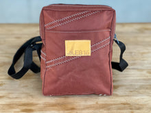 Afbeelding in Gallery-weergave laden, De zeildoek schoudertas - rood bruin