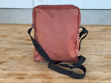 Afbeelding in Gallery-weergave laden, De zeildoek schoudertas - rood bruin