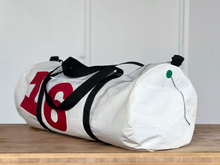 Afbeelding in Gallery-weergave laden, De megagrote weekendtas van oude zeilen