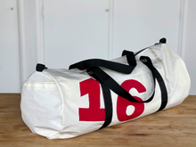 Afbeelding in Gallery-weergave laden, De megagrote weekendtas van oude zeilen