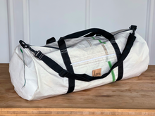 Afbeelding in Gallery-weergave laden, De megagrote weekendtas van oude zeilen