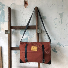 Afbeelding in Gallery-weergave laden, De Messenger tas van oude katoenen zeilen