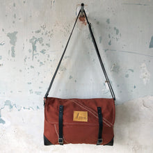 Afbeelding in Gallery-weergave laden, De Messenger tas van oude katoenen zeilen