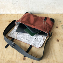 Afbeelding in Gallery-weergave laden, De Messenger tas van oude katoenen zeilen