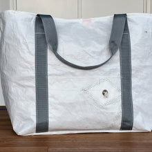 Afbeelding in Gallery-weergave laden, De basic Bootschappentas van oude zeilen