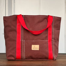 Afbeelding in Gallery-weergave laden, Nieuw! Canvas bootschappentas van oud bruin zeil met rode banden