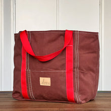 Afbeelding in Gallery-weergave laden, Nieuw! Canvas bootschappentas van oud bruin zeil met rode banden