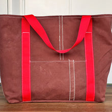 Afbeelding in Gallery-weergave laden, Nieuw! Canvas bootschappentas van oud bruin zeil met rode banden