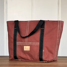 Afbeelding in Gallery-weergave laden, Nieuw! Canvas bootschappentas van oude bruine zeilen met zwarte banden